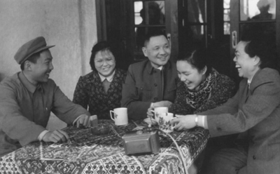 1961年2月，邓小平、卓琳和孩子们在云南欢度春节（资料照片）