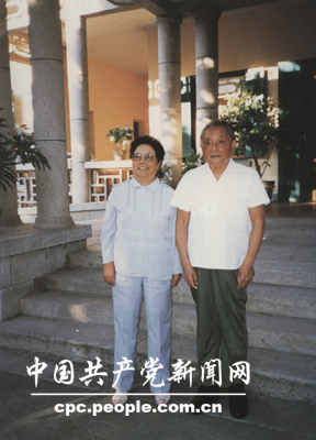 1988年8月，邓小平和夫人卓琳在河北省北戴河金婚留影（资料照片）