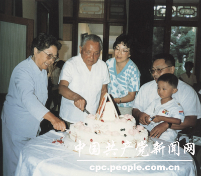 邓小平在北戴河过生日（资料照片）