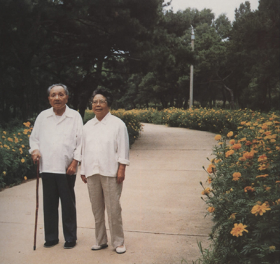 1992年8月，邓小平夫妇在北戴河。