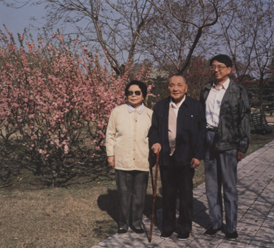 1991年4月，邓小平夫妇与邓质方一起合影。
