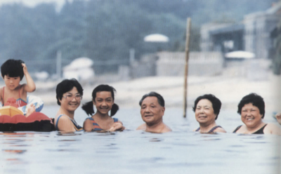 1984年夏，邓小平、卓琳在海滨浴场。