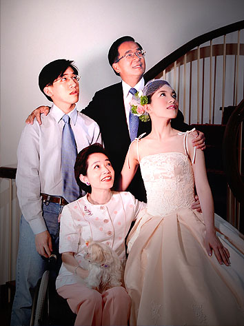 陈幸妤结婚时陈水扁一家人的合照。