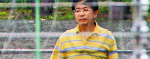 陈水扁在押期间放风时的照片，可以看出，他剪了头发，穿着深蓝色短裤、蓝白拖鞋，绕着运动场慢走。