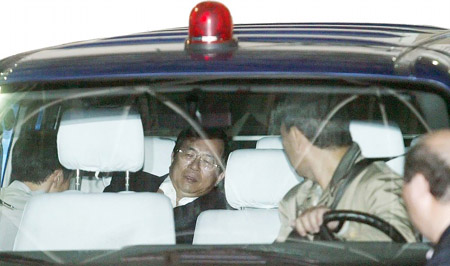2008年11月12日，陈水扁被台北地方法院裁定羁押禁见，成为台湾首位被收押的卸任当局领导人。这是陈水扁被押往台北看守所时，在车内的情景。