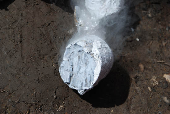 刚从液氮罐中取出的含有“可燃冰”的岩芯样品。（记者冀业摄）