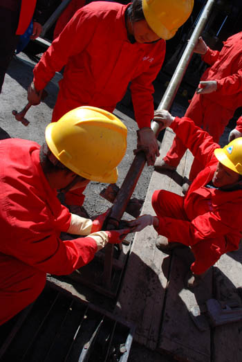 工程技术人员小心翼翼取出钻探岩芯。（记者冀业摄）