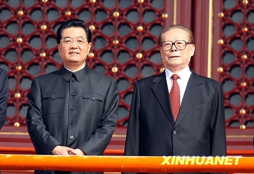 这是胡锦涛、江泽民在天安门城楼上。新华社记者姚大伟摄