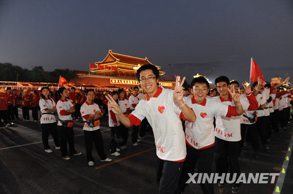 10月1日，首都各界庆祝中华人民共和国成立60周年联欢晚会将于10月1日20时在北京天安门广场举行。这是参加联欢晚会的大学生们在天安门广场做准备。