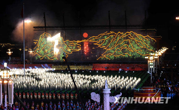 10月1日，首都各界庆祝中华人民共和国成立60周年联欢晚会在北京天安门广场举行。这是烟花绘画网幕首次呈现2250平方米“锦绣河山”图。