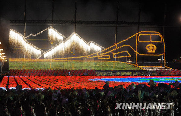 10月1日，首都各界庆祝中华人民共和国成立60周年联欢晚会在北京天安门广场举行。这是“雪域天路”巨幅烟花画。 新华社记者李晓果摄
