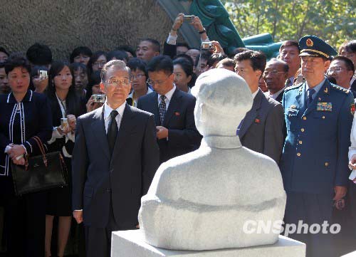 图为温家宝在毛泽东主席长子毛岸英墓前凭吊。