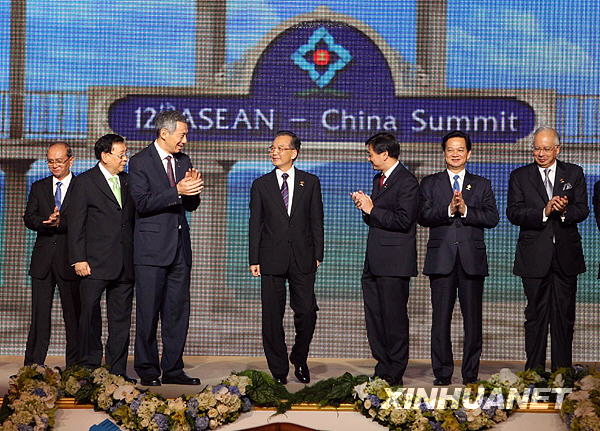 10月24日，中国国务院总10月24日，中国国务院总理温家宝在泰国华欣出席第12次中国与东盟领导人会议。这是集体合影。