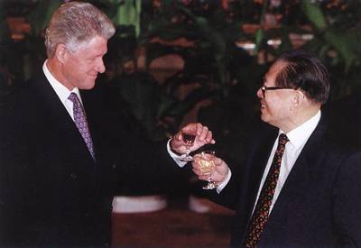 6月27日，中美两国领导人正式会谈后，江泽民与来访的克林顿在共同会见中外记者时，表达了双方求同存异发展合作的观点