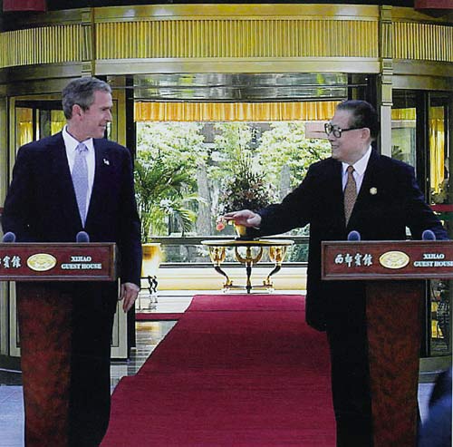 2001年10月19日，江泽民主席在出席在上海举行的亚太经合组织领导人非正式会议期间，与美国总统布什首次举行会晤。
