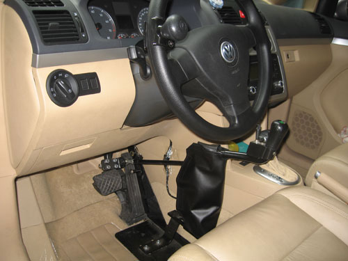 　　加装肢体残疾人驾驶汽车操纵辅助装置的汽车（来源：人民网）