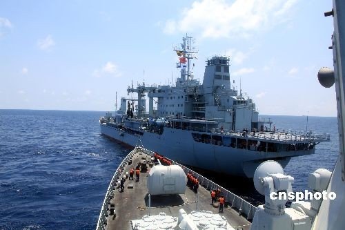 组图：中国海军首批护航编队最后一次海上补给
