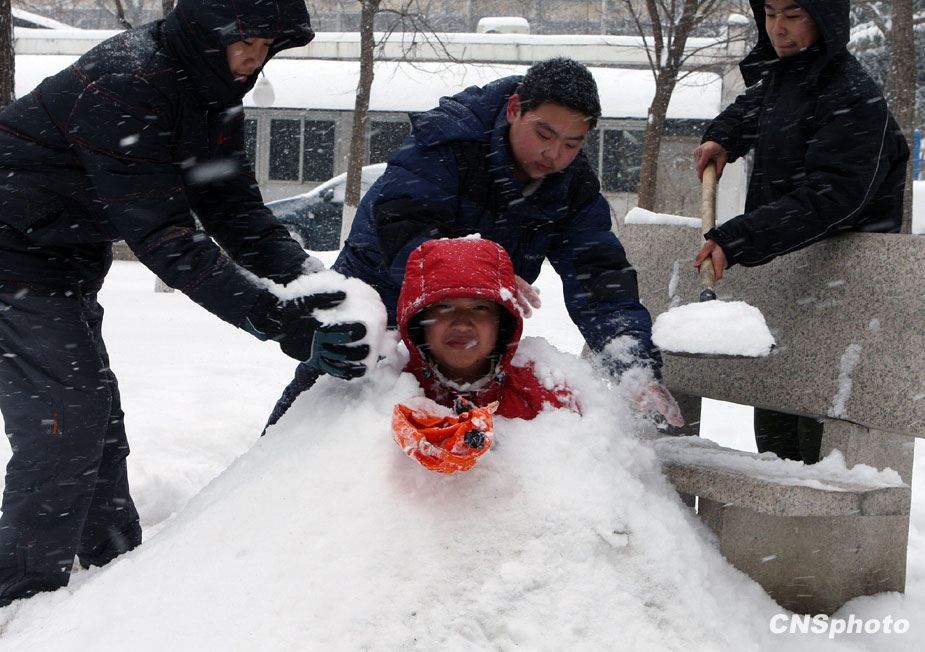 北京迎来大到暴雪 气温达40年来最低[组图]