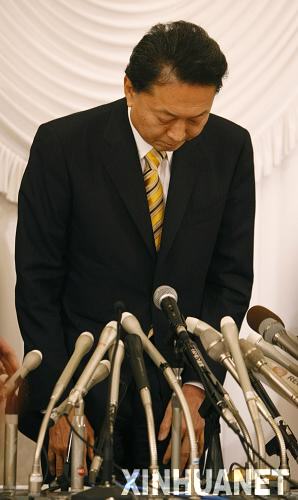 2009年12月24日，日本首相鸠山由纪夫在东京出席新闻发布会时低头致歉。当日，鸠山的两名前秘书因涉嫌参与鸠山资金管理团体的虚假献金记录而被起诉，但鸠山表示不会因此辞去首相职务。新华社/路透