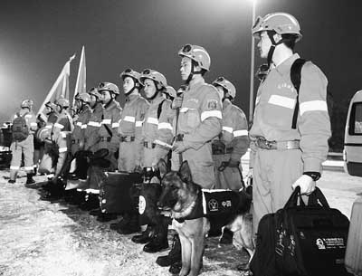 1月13日晚8时30分，中国国际救援队从首都国际机场搭乘空客330包机飞赴海地执行救援任务。