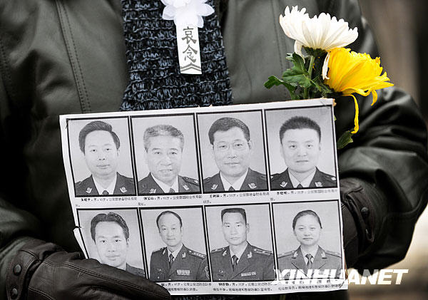  1月19日，群众自发守候在通往北京八宝山殡仪馆的路口迎接英烈的灵柩。当日，八位海地地震遇难中国维和警察的灵柩搭乘专机将抵达北京。