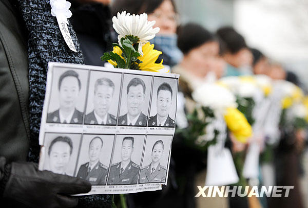 1月19日，群众自发守候在通往北京八宝山殡仪馆的路口迎接英烈的灵柩。当日，八位海地地震遇难中国维和警察的灵柩搭乘专机将抵达北京。