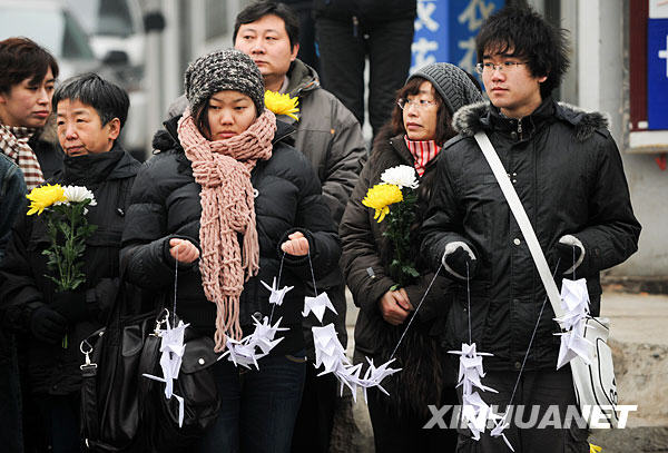 1月19日，群众自发守候在通往北京八宝山殡仪馆的路口迎接英烈的灵柩。当日，八位海地地震遇难中国维和警察的灵柩搭乘专机将抵达北京。