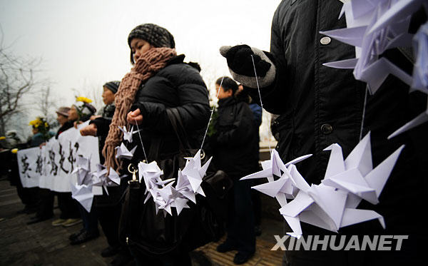 1月19日，群众自发守候在通往北京八宝山殡仪馆的路口迎接英烈的灵柩。当日，八位海地地震遇难中国维和警察的灵柩搭乘专机将抵达北京。