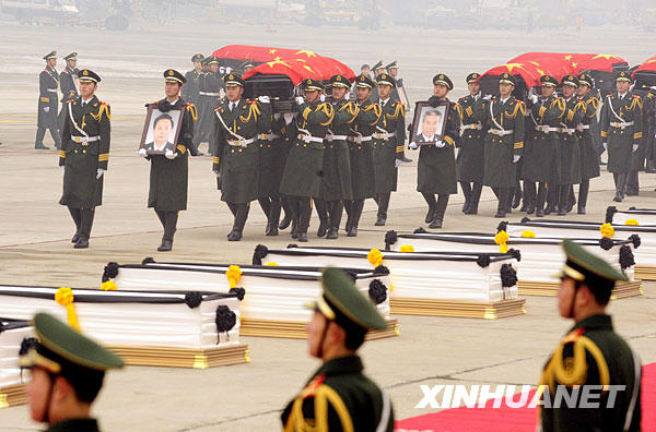  1月19日，礼兵护送八位烈士的灵柩，灵柩上覆盖着中华人民共和国国旗。当日，专程接运在海地地震灾害中遇难的八位中国维和警察灵柩的专机抵达北京首都国际机场。