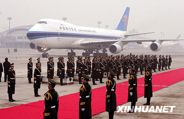 1月19日，专程接运在海地地震灾害中遇难的八位中国维和警察灵柩的专机抵达北京首都国际机场。