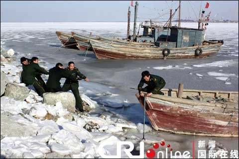 渤海遭遇严重海冰山东、河北破冰保民生