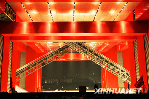 11月17日傍晚，上海世博园区中国馆的馆内大厅在试灯。新华社发(徐正魁 摄)