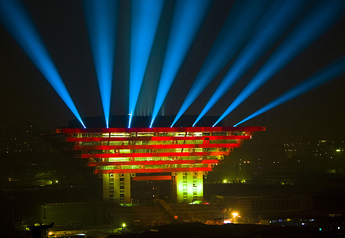 特设的泛光照明技术投射到中国馆外立面，把中国馆照得通亮。