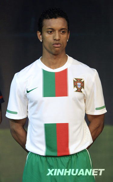 2月25日，葡萄牙队球员纳尼展示2010年南非世界杯葡萄牙队“战服”。当日，斯洛文尼亚、澳大利亚、美国、葡萄牙、英格兰、巴西、荷兰、韩国、新西兰和塞尔维亚等队在伦敦发布了球队参加2010年南非世界杯的球衣款式。