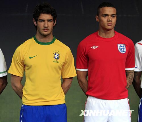 2月25日，巴西队球员帕托（左）与英格兰队球员杰纳斯展示各自球队2010年南非世界杯的“战服”。当日，斯洛文尼亚、澳大利亚、美国、葡萄牙、巴西、荷兰、韩国、新西兰和塞尔维亚等队在伦敦发布了球队参加2010年南非世界杯的球衣款式。