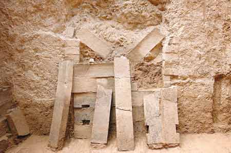 在对陵园内的汉墓进行发掘时，考古人员发现了迄今为止考古发现最大的实心砖。