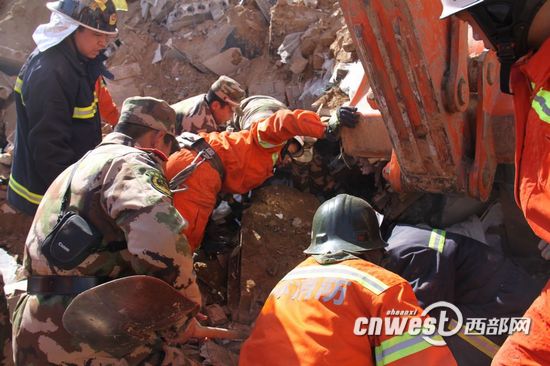 陕西子洲滑塌山体不稳定救援人员被迫撤离(图)