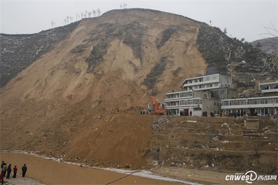 陕西子洲滑塌山体不稳定救援人员被迫撤离(图)