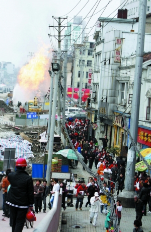 武汉天然气管道爆炸：火高20多米 万人逃离(图)