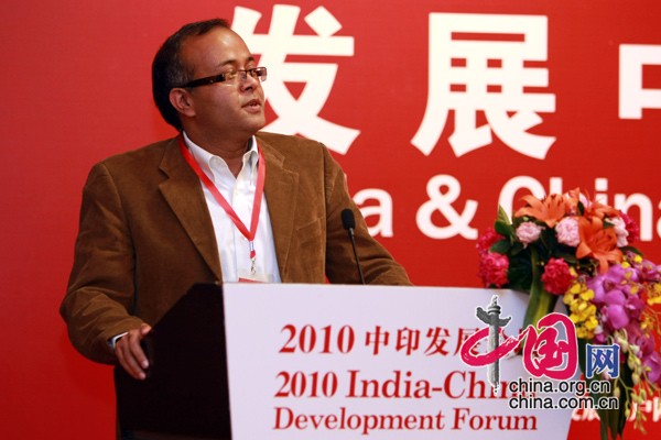 印度《商业标准报》高级副总编Bhupesh Bhandari在中印发展论坛上发言