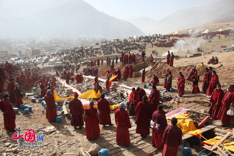 玉树 地震 遇难同胞遗体火化按藏族仪式隆重举行