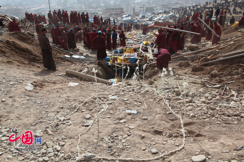 玉树 地震 遇难同胞遗体火化按藏族仪式隆重举行