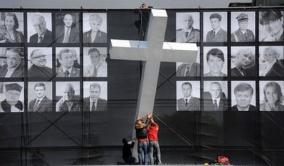 在波兰首都华沙皮苏特斯基广场，搭建的台子展示了所有空难遇难者照片