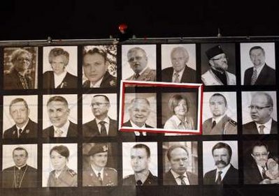 红框中为波兰遇难总统卡钦斯基夫妇照片
