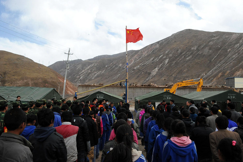 4月18日，青海省玉树藏族自治州第一民族中学师生举行复课仪式。