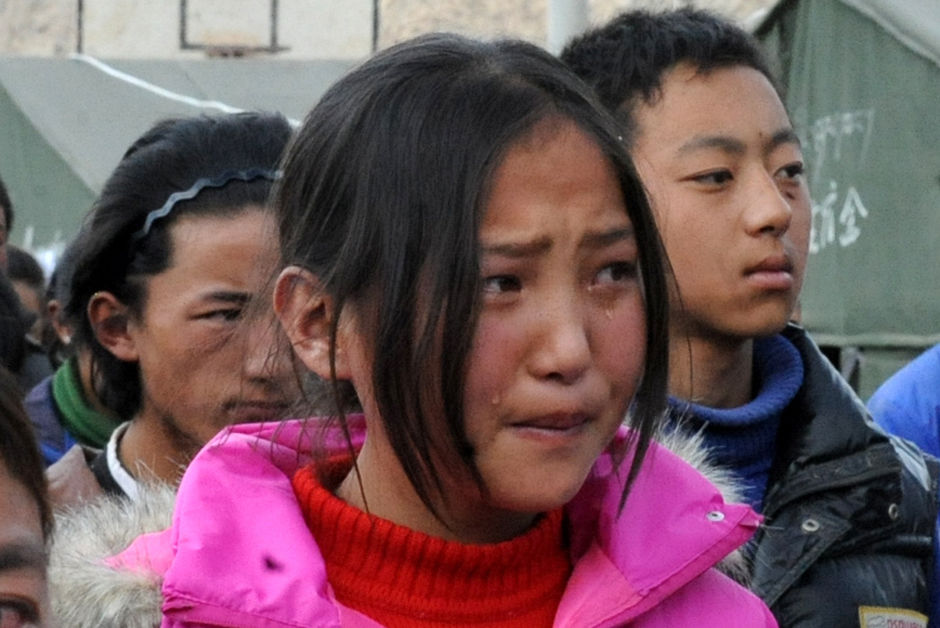 4月18日，玉树藏族自治州第一民族中学一名学生在复课仪式上流下泪水。