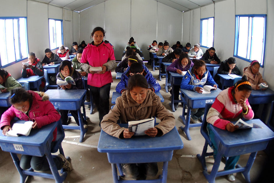 4月18日，青海玉树地震灾区第一所学校复课。