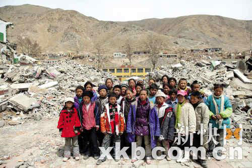 ■孤儿院的孩子们在地震中失去了校舍。