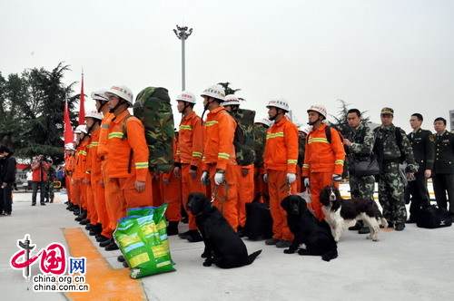 在青海省玉树州抗震救灾一线，与消防官兵并肩战斗着一群特殊的“战士”，它们工作勤奋，任劳任怨，捕捉着废墟下传来的细微的生命气息，这就是“消防搜救犬”。