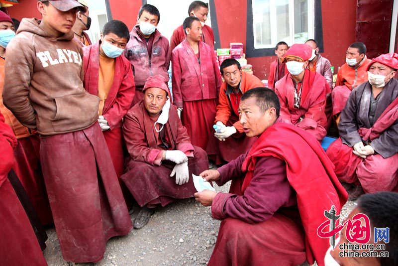 19日是玉树地震第5天，全国各地救灾、救援、捐献物资的队伍源源不断陆续开进灾区。当前，玉树灾区当务之急是继续寻找生存者，救治外运伤病员，解决群众衣食住问题，即灾区群众要有饭吃，有帐篷住，有饮用水喝。这是僧人们在研究救灾搬运工作。 成为东/摄影